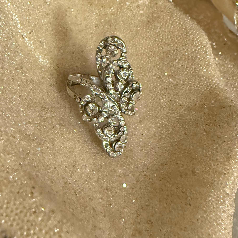 Cache Elegant Silver Rhinestone Ring - Picture 6 of 8
